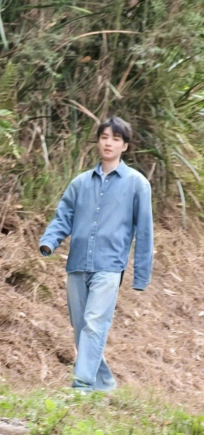 澳大利亚爬山偶遇王俊凯 有网友在澳大利亚爬山的时候，偶遇到了王俊凯！状态好好