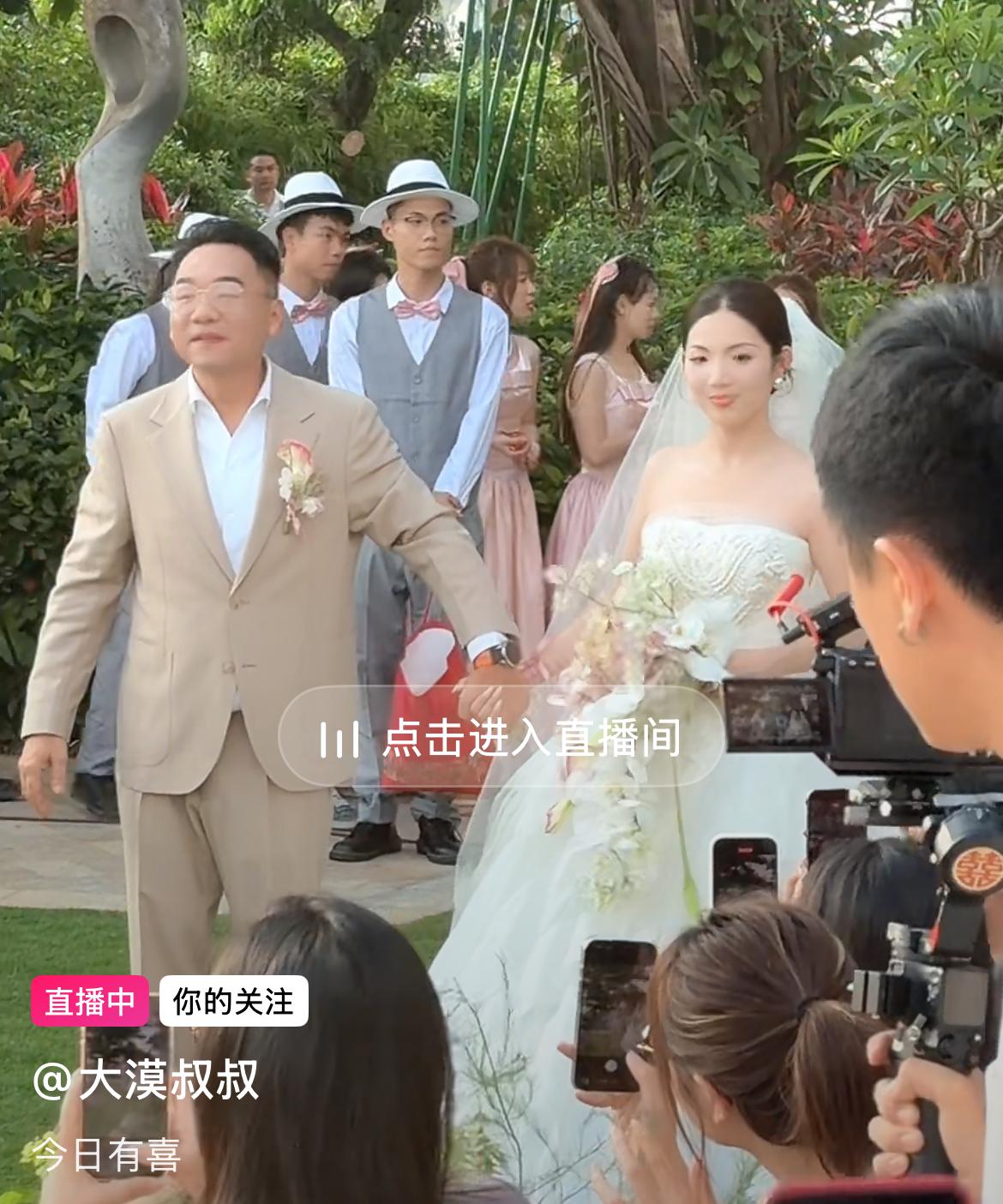“海南军阀”大漠叔叔今天举行西式婚礼了！好友问了两个关键的问题，这情商，真高。