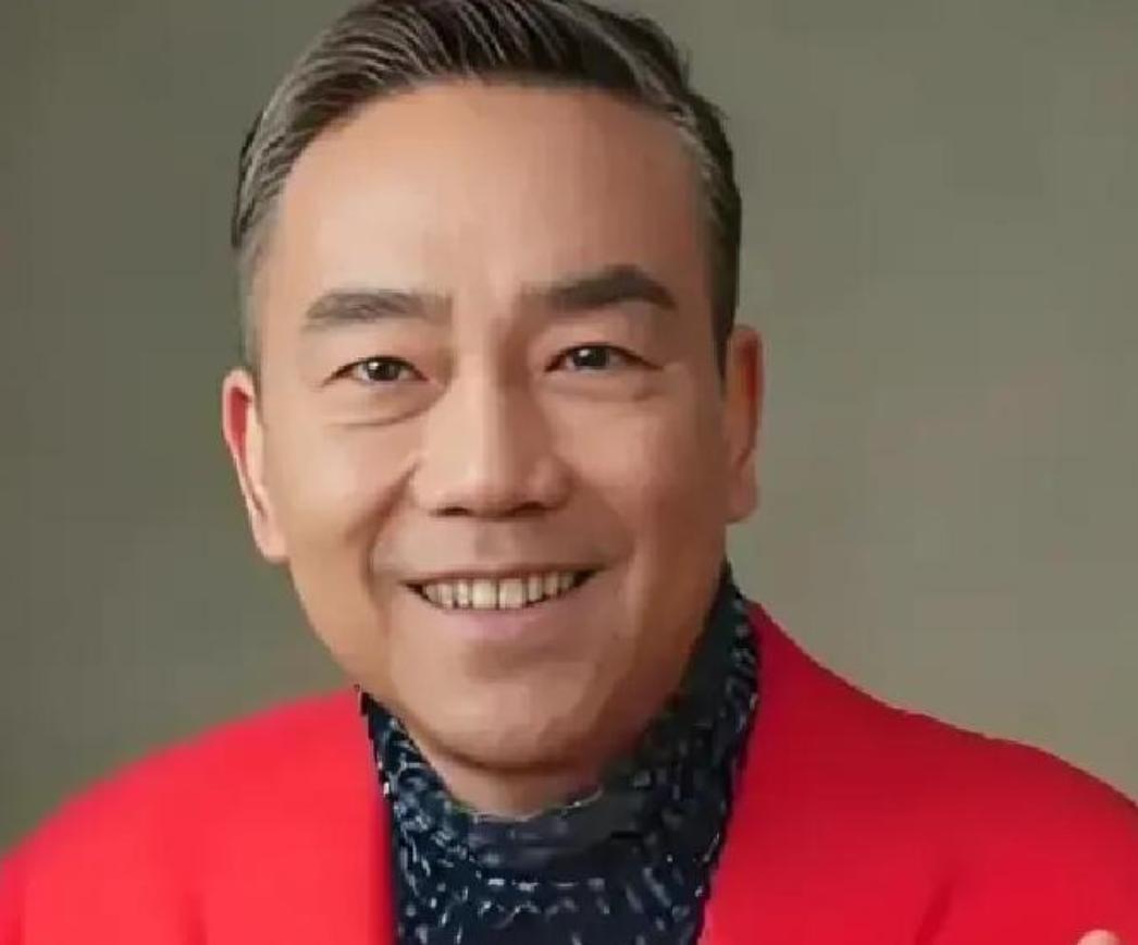 杨议坐在几十块钱的折叠椅上直播，把郭德纲“被调查”直接摆上桌面，三年挨骂也不闭嘴