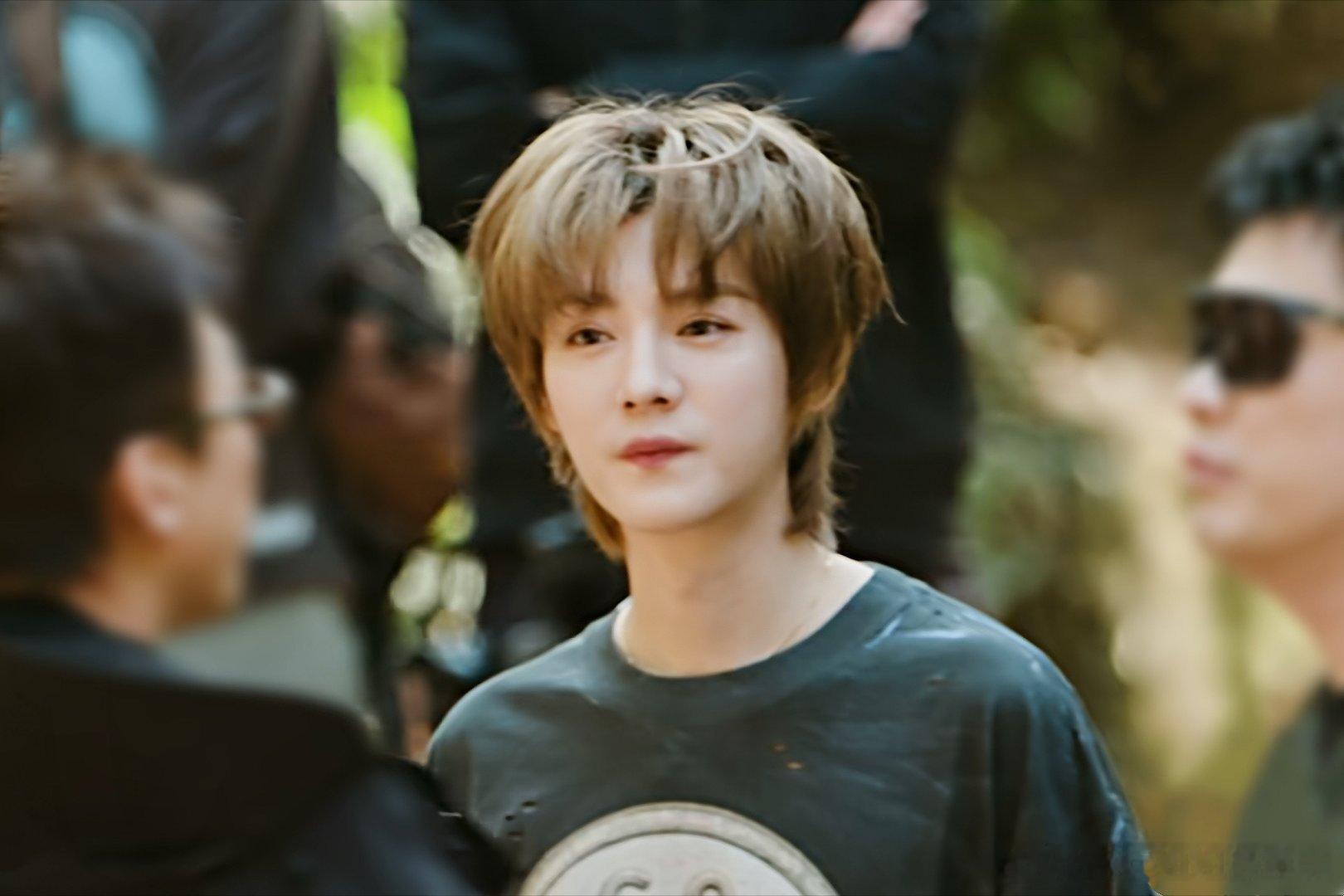 鹿晗哈哈哈哈哈鹿晗gapday音乐节爱不是瞬间的炽热，是漫长的坚守。往后晨昏四季