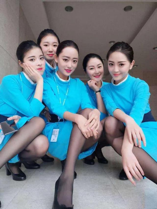 1.空姐要身材有身材，要颜值有颜值
2.空姐因长期从事服务行业，性格温柔
3.空