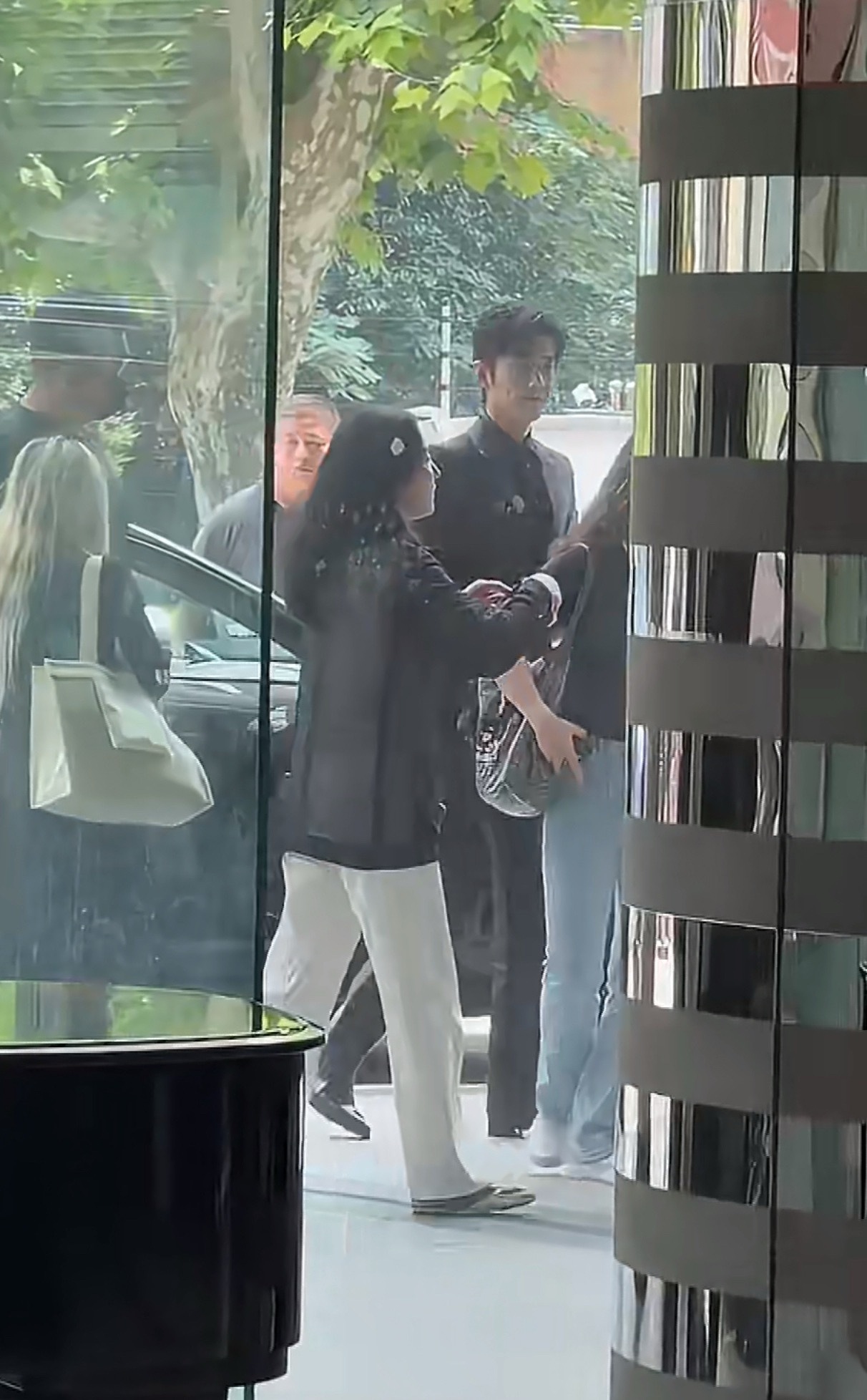 同事说肖战来了哈哈哈哈哈哈同事说肖战来了，立刻放下啃了一半的鸡腿