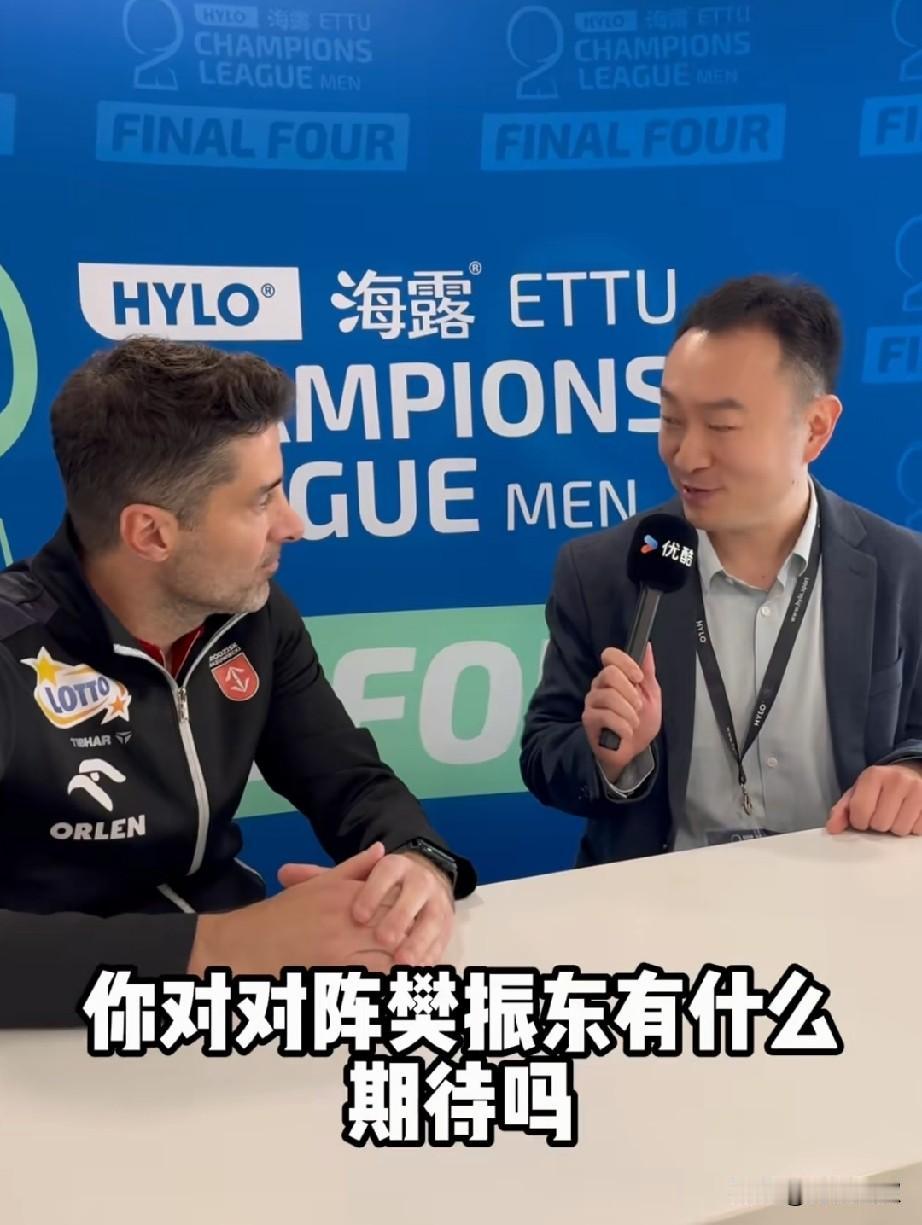 扎心！果然削球手都恐惧遇到樊振东！
比赛前
于博士采访了和小莫打到决胜局的45岁