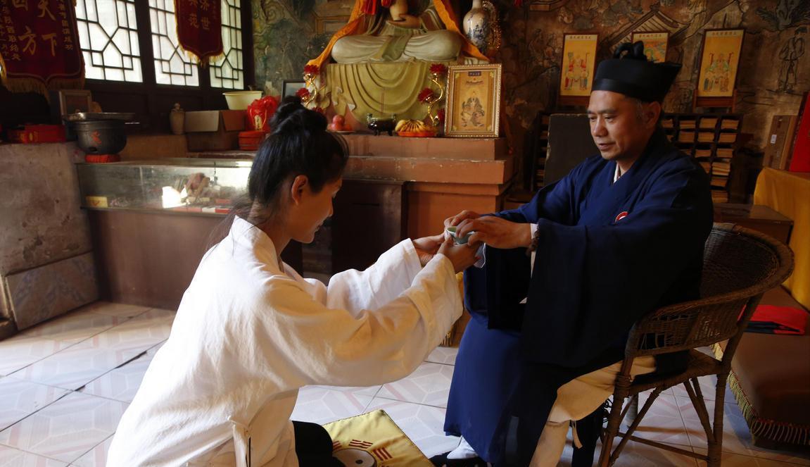 2017年2月，随着一条名为《寻道》的访谈视频爆火，被誉为“中国最美女道士”的9