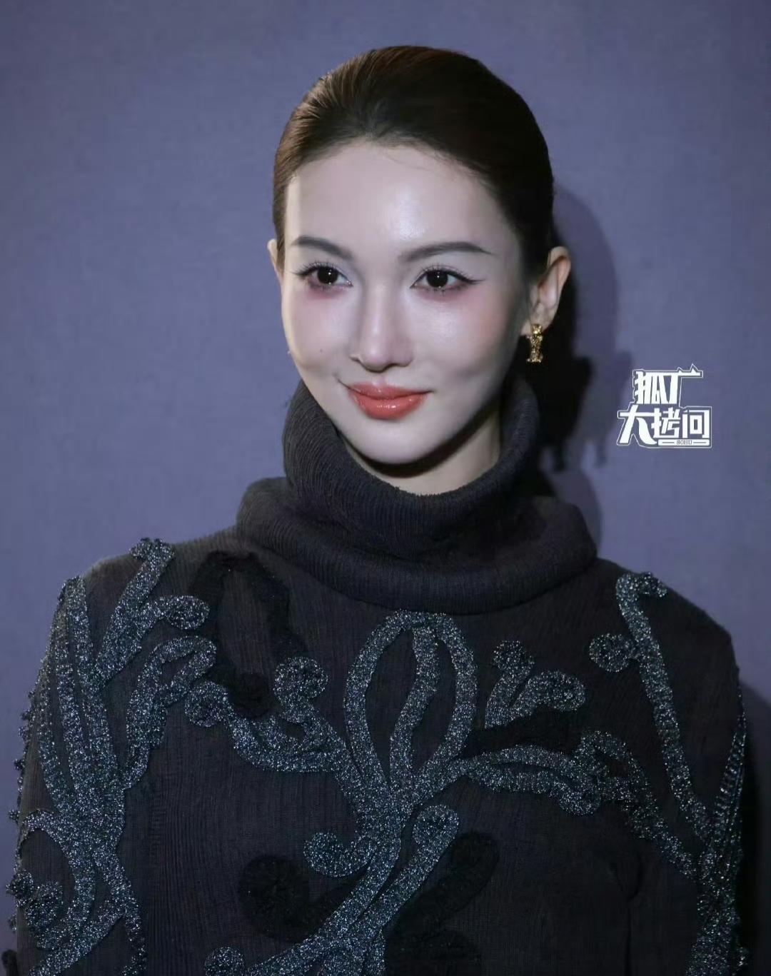 媒体的高清镜头实在是太恐怖了。
一开始我看到金晨的照片，我都没认出她是谁。
好消