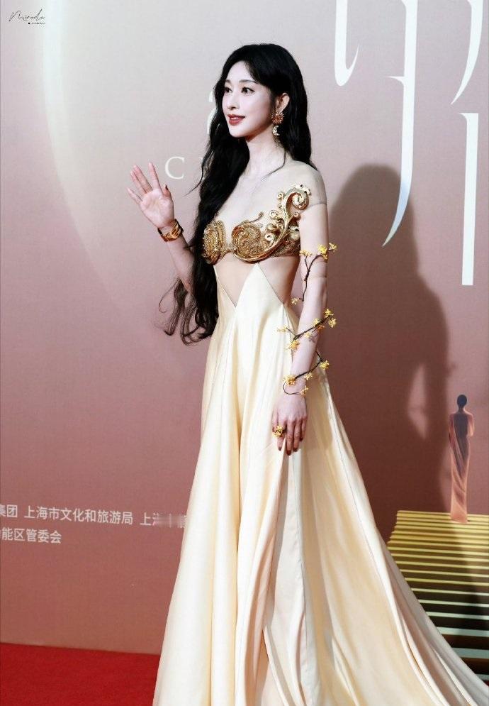今天张俪在上海出席时尚活动，她这回搭配的很有特色，看起来超有女神范儿。

张俪上