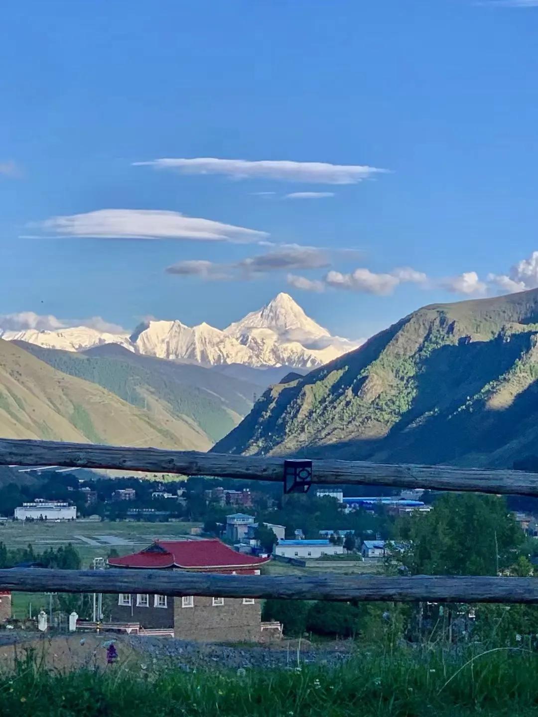 今天的新都桥，看贡嘎雪山。