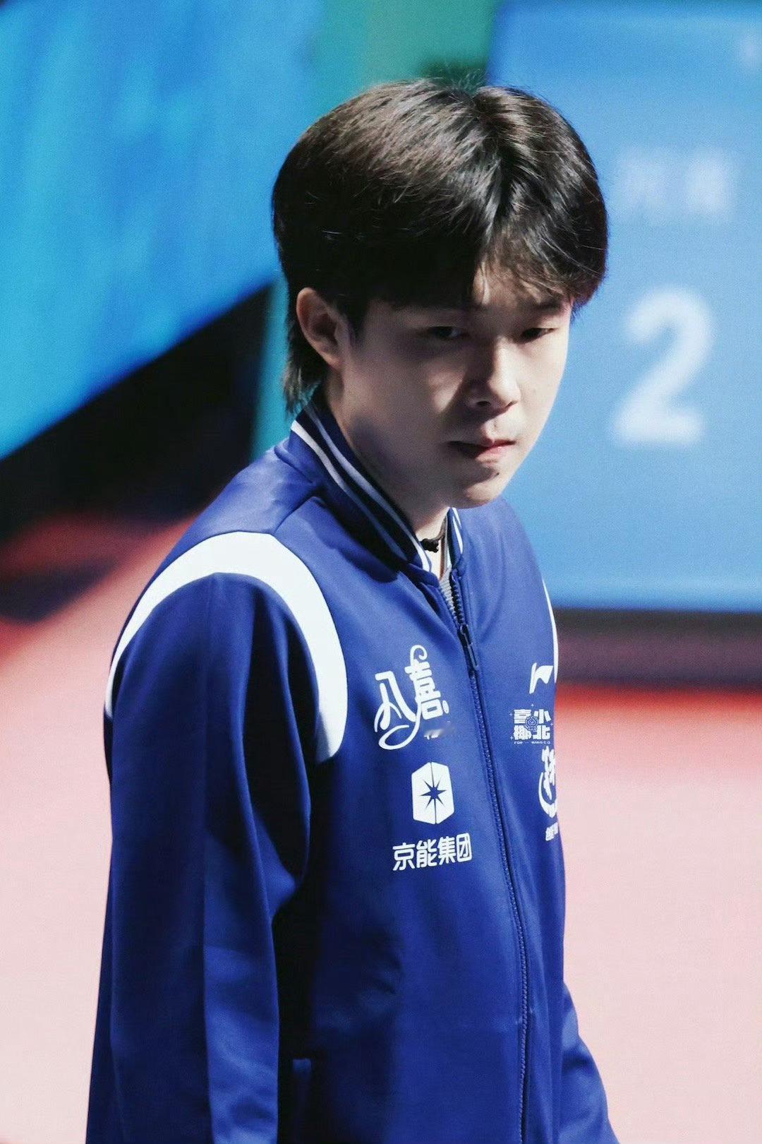 此前梁靖崑、向鹏等种子选手相继爆冷出局，王曼昱也历经七局苦战才惊险晋级，印证了王