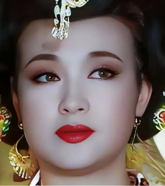 公元 695 年，71 岁的武则天宠幸完 42 岁的沈南璆，猛地将锦被扫落在地，