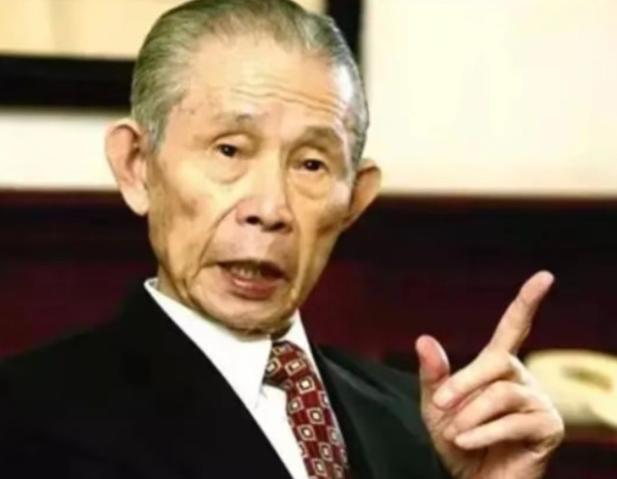 台湾首富王永庆年轻时靠卖米起家，他发现街坊卖茶的生意惨淡，就出主意让老板免费送顾