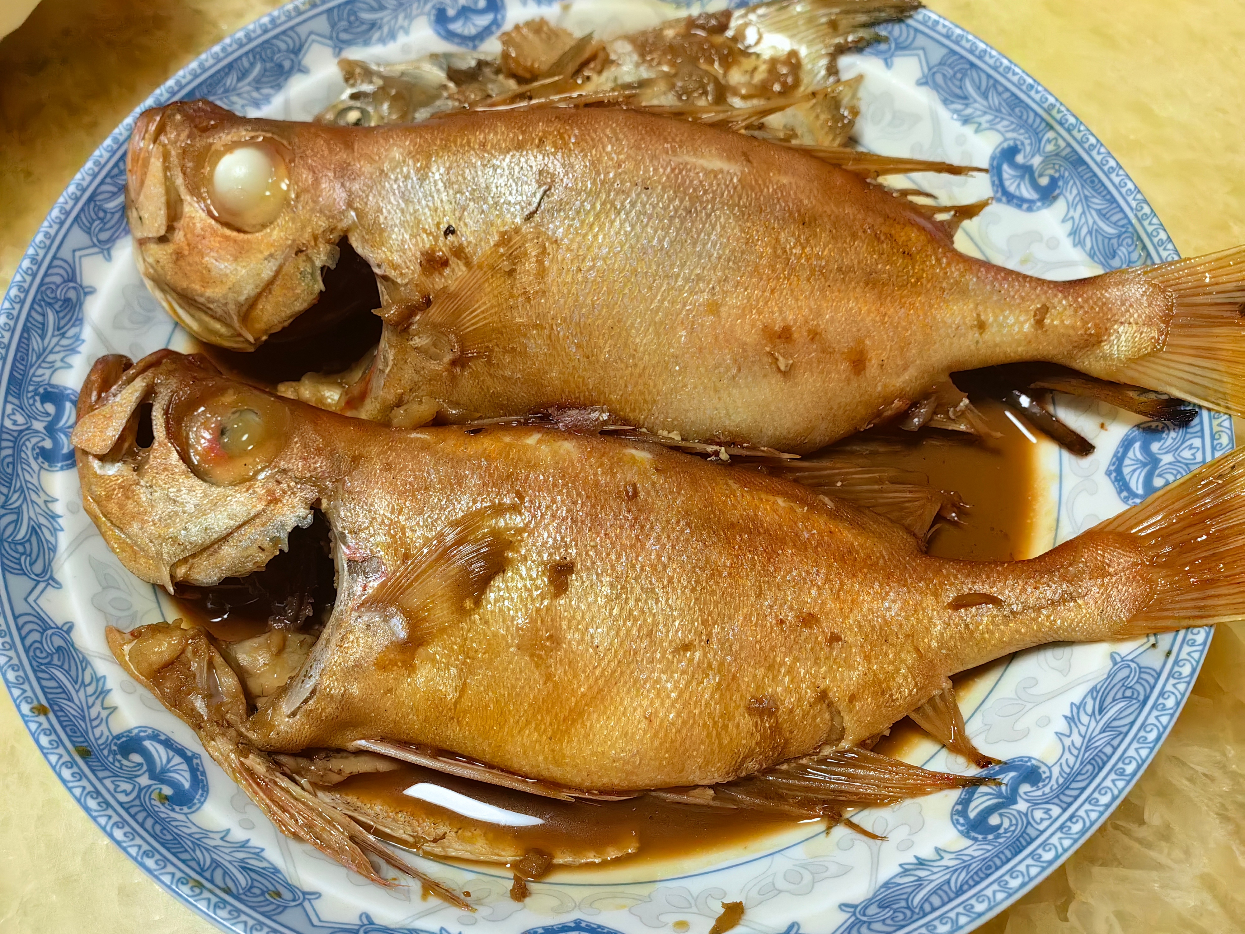 每日一餐分享鱼，卤豆干肉，炒菌菇芹菜，炒海带，红薯粥。 ​​​