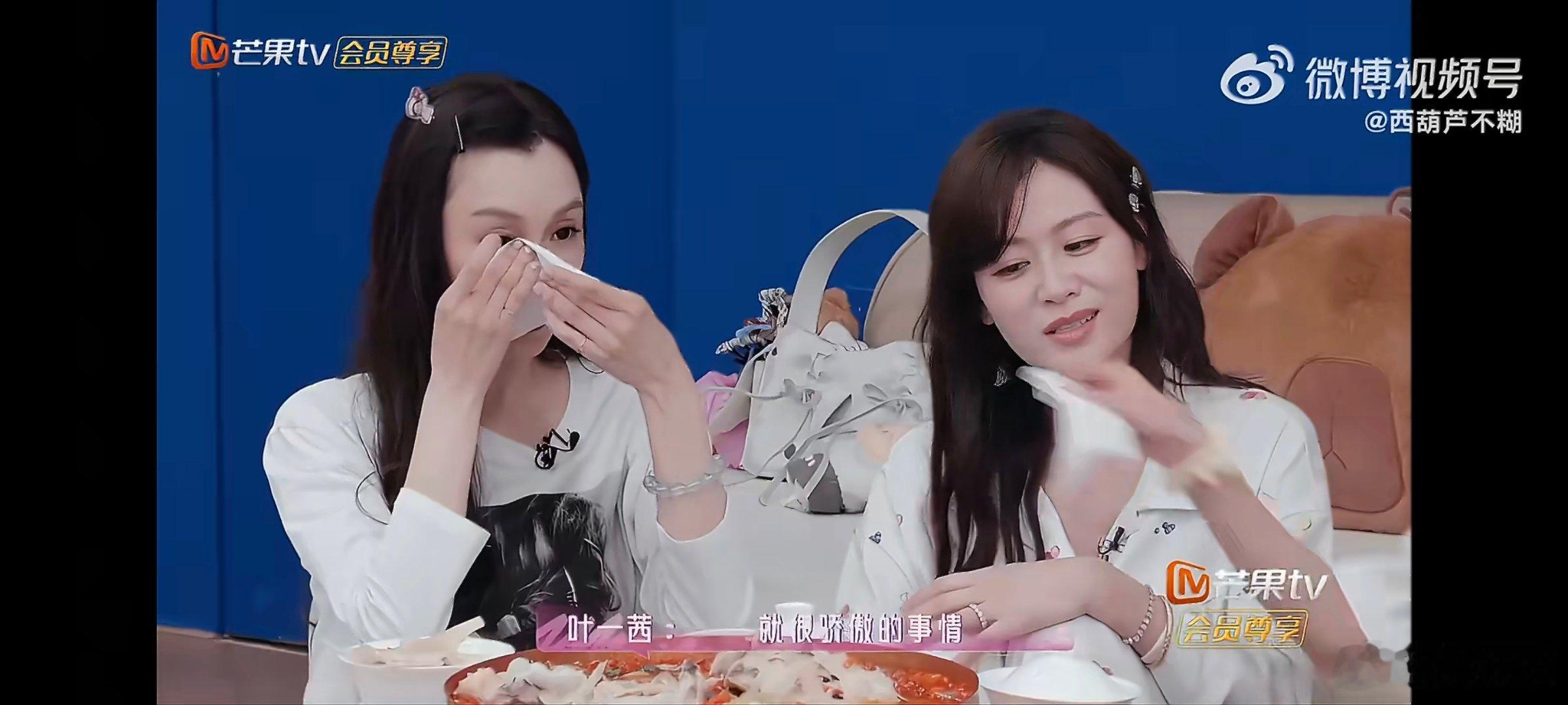 范玮琪孩子亲电视机里的妈妈孩子对着电视亲舞台上的范玮琪被小朋友隔空亲吻的瞬间，范