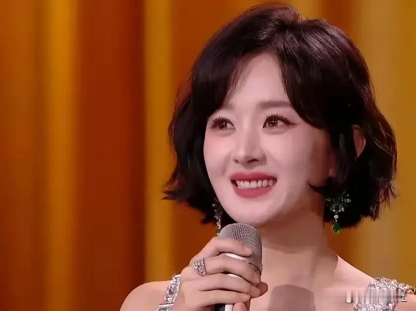 赵丽颖封后
10月20日晚，演员赵丽颖凭借《风吹半夏》许半夏一角获得第32届“金