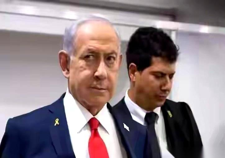 以色列总理内塔尼亚胡，一只脚踩在战场上，另一只脚，已经悬在了13年刑期的红线上。