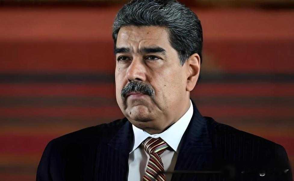 特朗普航母群压境委内瑞拉海岸线，五千万美元悬赏引血光，马杜罗：拖也要把美国拖破产