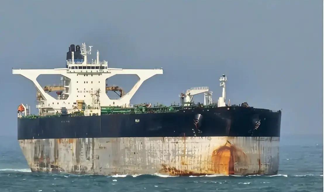 一艘空船，被追了十多天，最后竟然把自己“刷成了俄罗斯船”，这事听着就挺戏剧的。