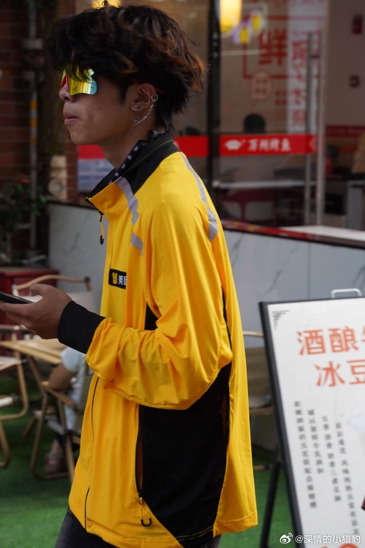 卷毛＋镭射眼小哥耳朵上扎的东西很多 