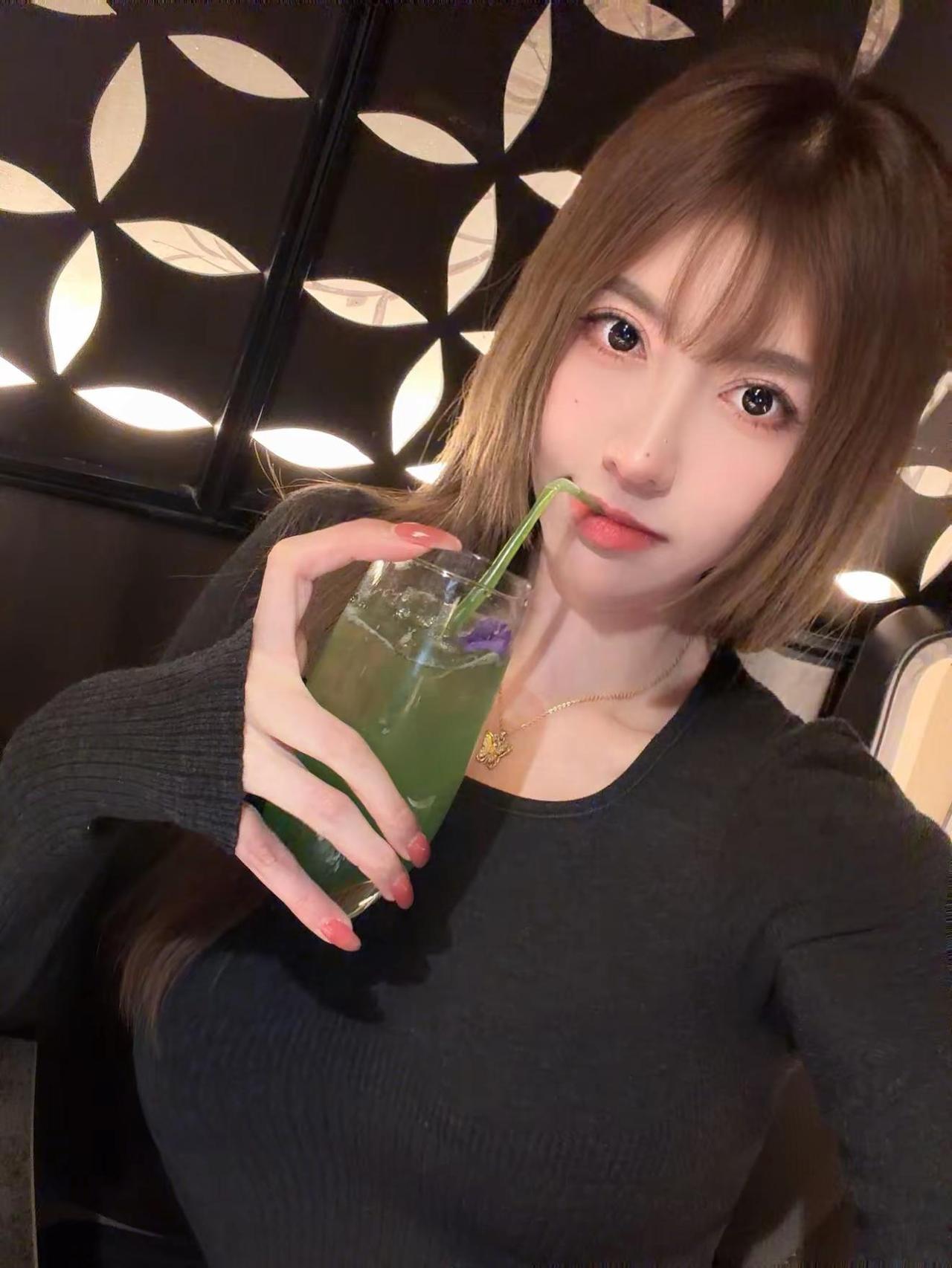 想和你微醺过后，用力亲吻😘。love哪有live香 硬照 我呢永远明媚 请和我