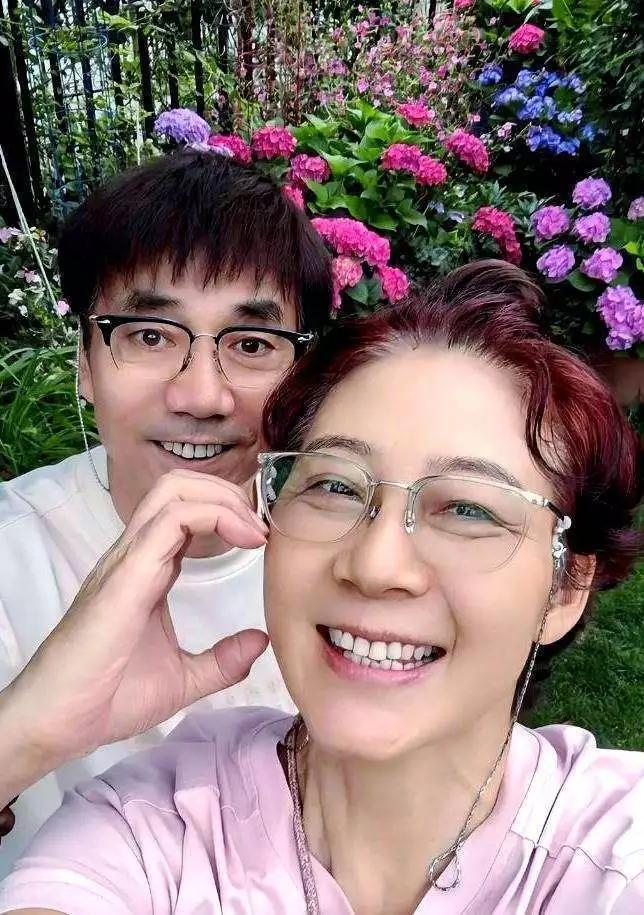 范明娶大6岁的二婚妻子厉玲，这里面藏着不少动人原因。1996年，范明还是话剧团小