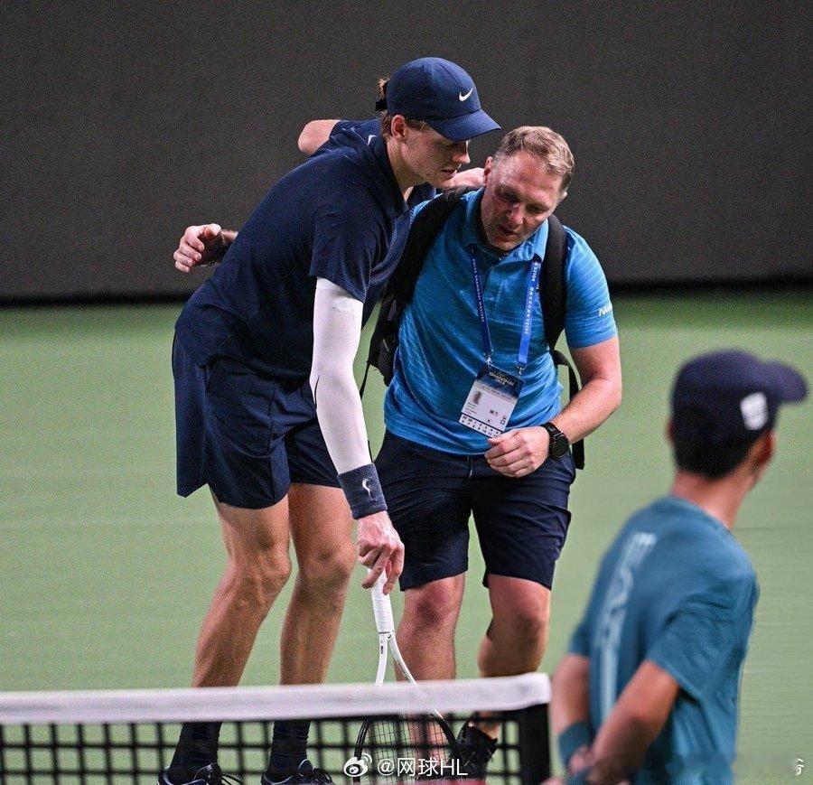 在上海发生多起球员被迫退赛事件后，ATP 正在考虑实施官方防暑政策“此事仍在积极