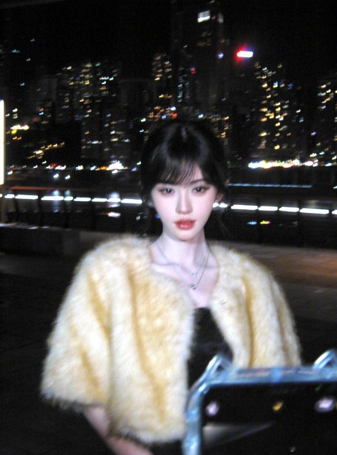 鞠婧祎夜色下的随拍鞠婧祎随拍贵气感鞠婧祎夜色下的随拍，真的是太有贵气感了呀，完全