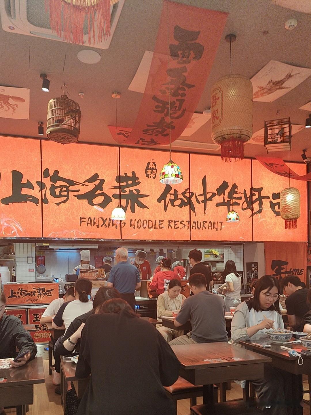 我和90岁的老母亲来到扬州万象汇负1楼吃面