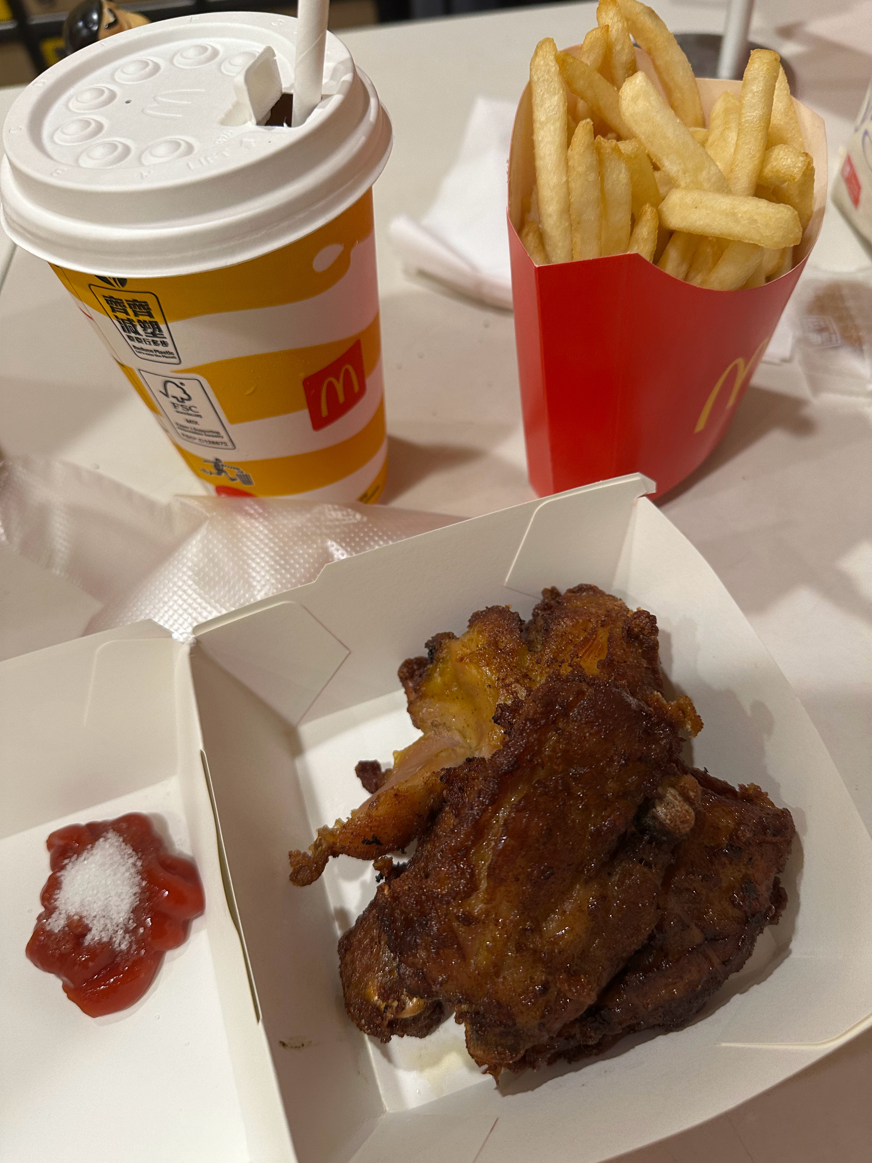 余景天Tony[超话]  尼听我说：今天是麦当劳在逃公主👑​​​