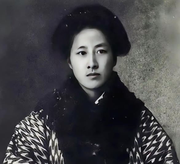 1905年，30岁的秋瑾和24岁的鲁迅在日本发生激烈争辩，不料，秋瑾从靴筒里拔出