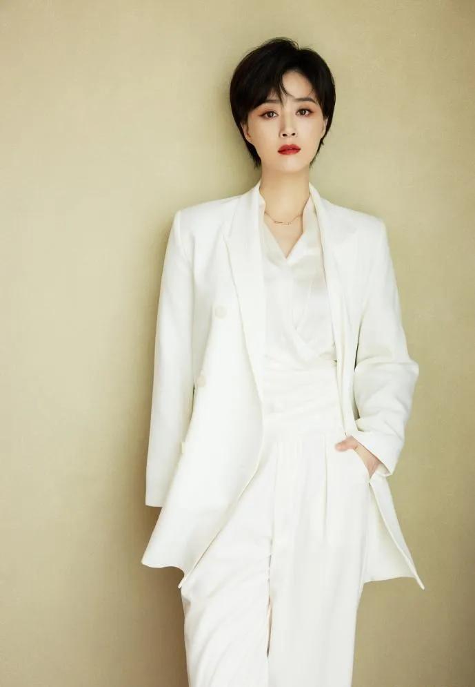 被蒋欣的白色西装狠狠圈粉！🤍
清爽配色完美勾勒身材，短发红唇氛围感拉满。姐姐这