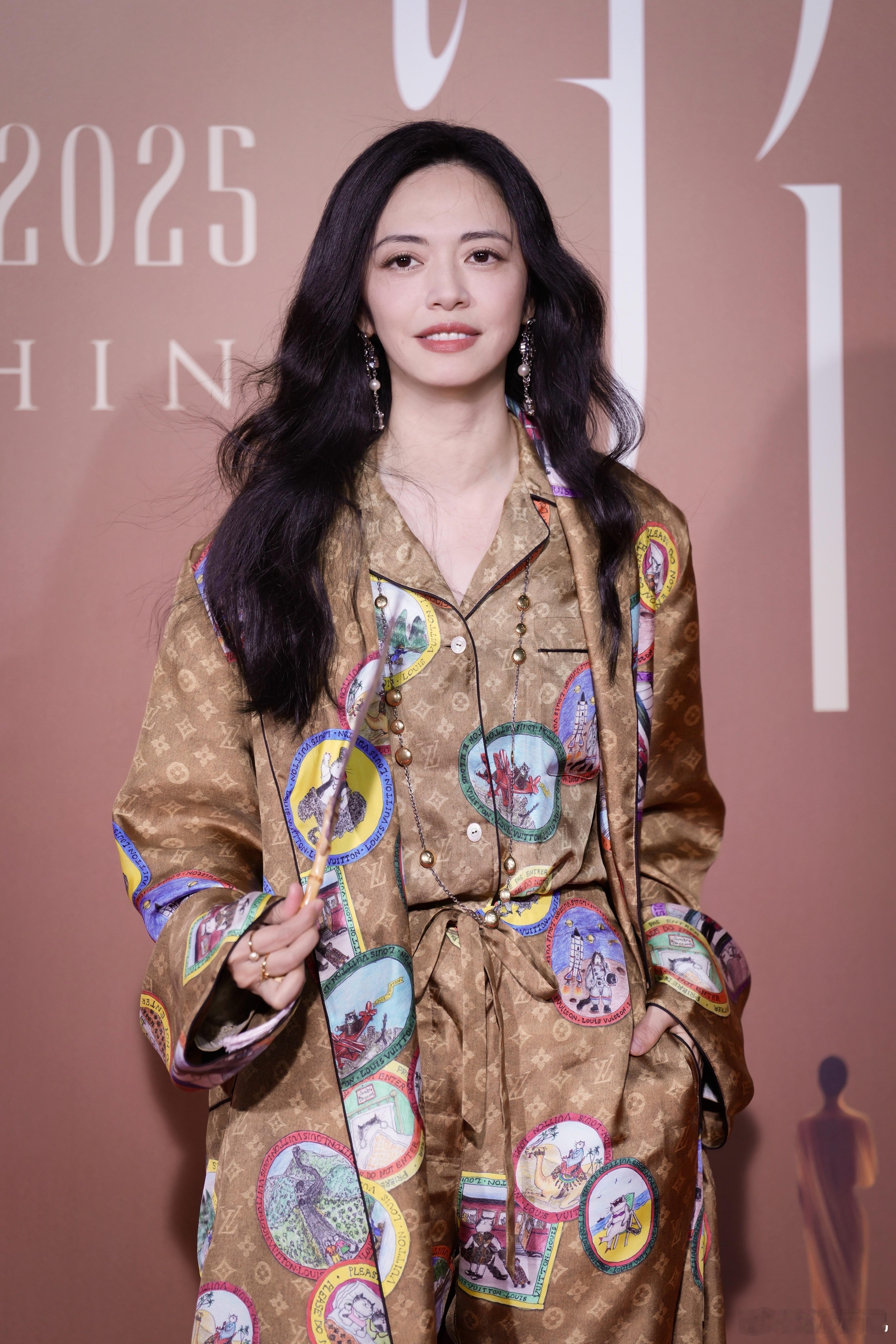 姚晨今晚红毯生图状态，姐这个造型好松弛又休闲，笑容真的好有感染力啊[酷] 姚晨有