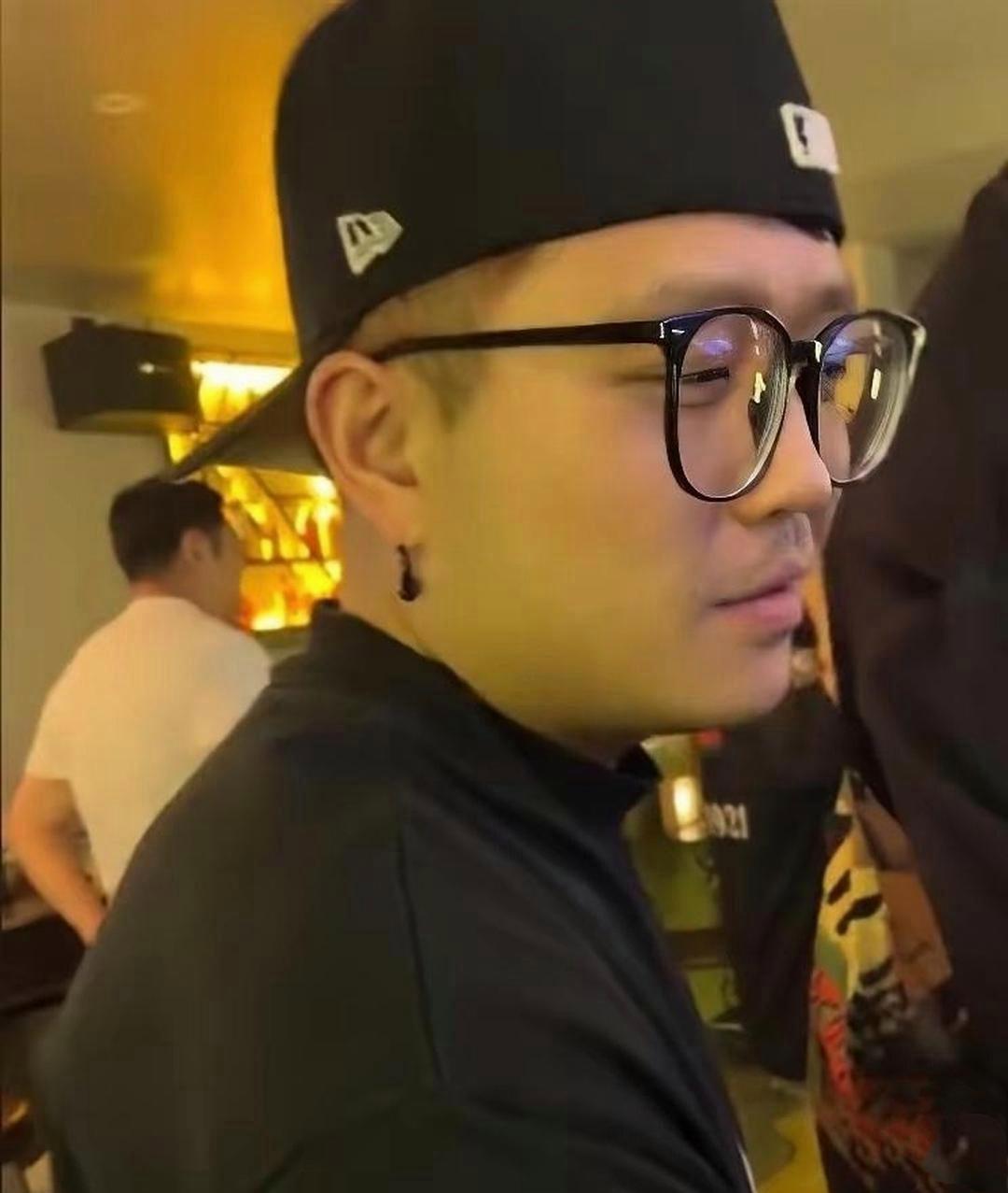 🔥宋喆最新聚餐照片曝光
现身烟台饭局
反戴棒球帽、黑框眼镜
手臂大面积花臂纹身