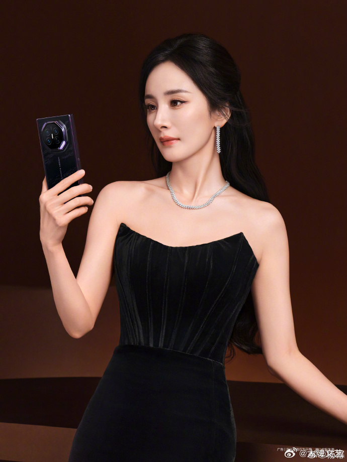 杨幂锁骨能养鱼了杨幂锁骨链 锁骨太绝了，锁骨链好加分 ​​​
