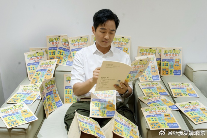 郭晓东带着趣味数学从小巷来披哥披荆斩棘自带剧中人物人设入场，张口就是趣味数学，随