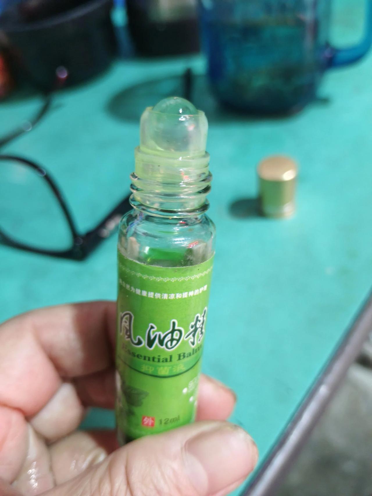 谁能告诉我，这风油精瓶子口上有个玻璃珠，有什么用啊，倒着又不方便，干嘛要放个玻璃