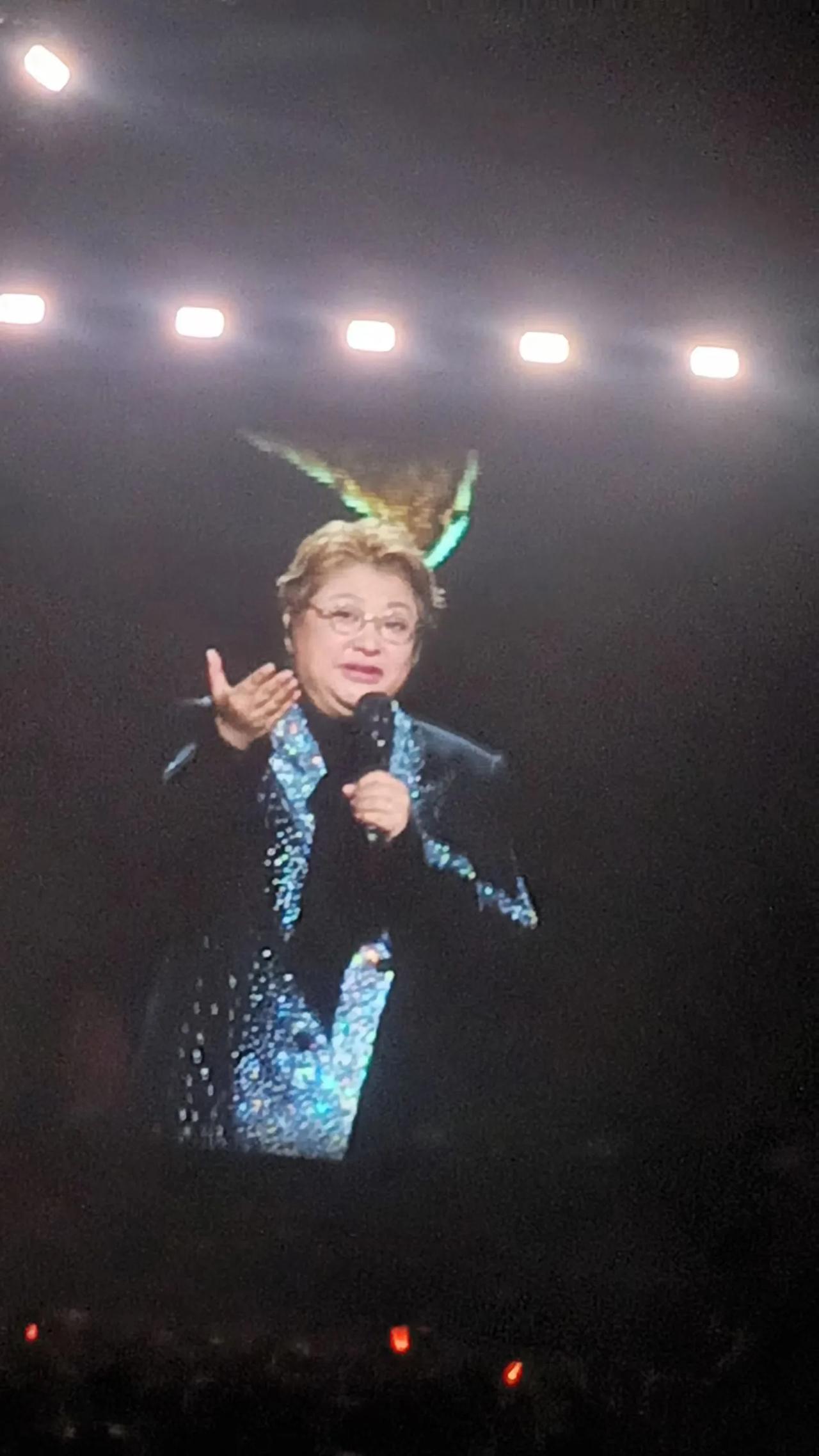 昨晚观看此次韩红巡演完美收官之作西安站，是小4天休假陪老婆大老远由香港跑到西安的