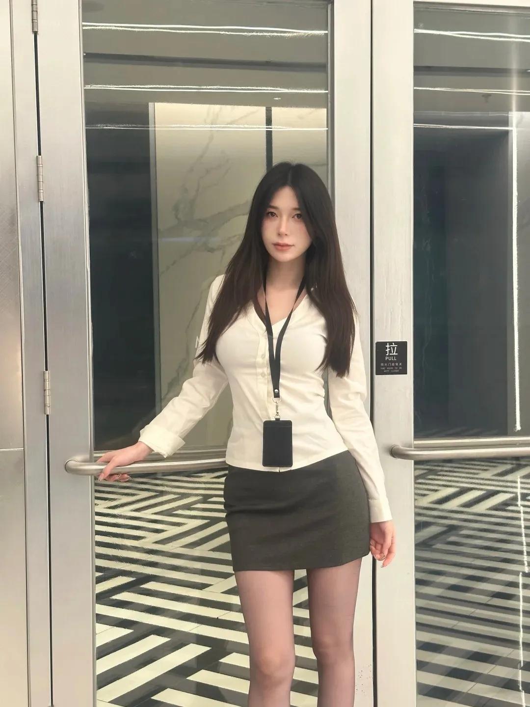 优雅职场风，黑白配穿搭，自信满满！女生拥有一双大长腿是什么样体验?