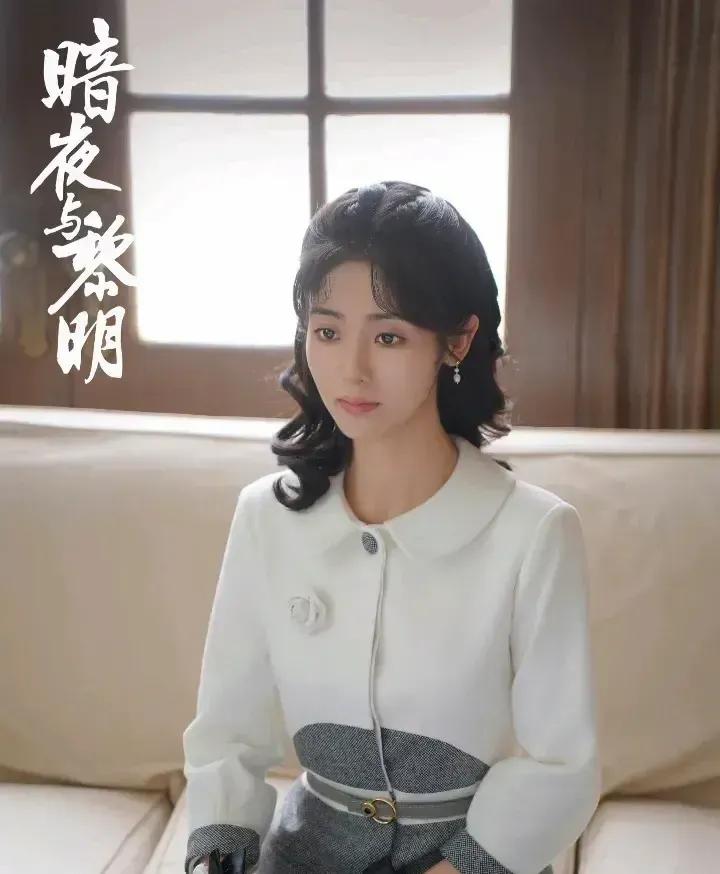 最近有个谍战剧《暗夜与黎明》在央八和爱奇艺上热播，收视率三天连破2，可火了！剧里