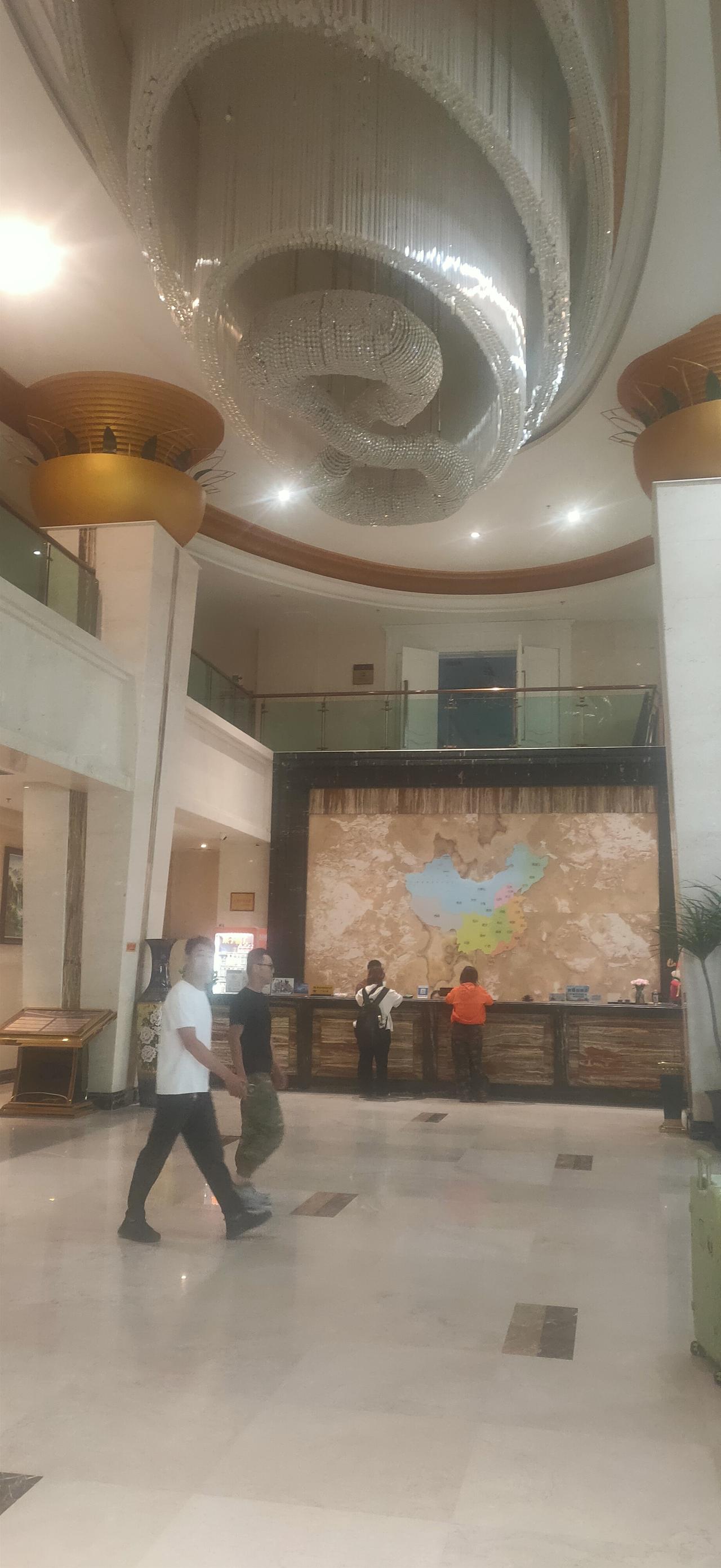 侬好上海呀
新疆是一个好地方，美丽的省会乌鲁木齐，有天山天池、有异域风情的国际大