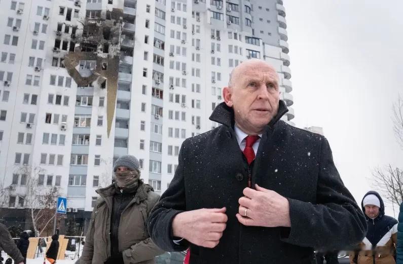 我前两天看到个消息，说英国的国防大臣约翰·希利去乌克兰访问，结果人差点给炸了！