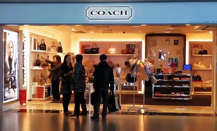 大家开始追求性价比了吗LV柜姐最近有点慌​店里冷清得能听见空调声，隔壁蔻驰却排起