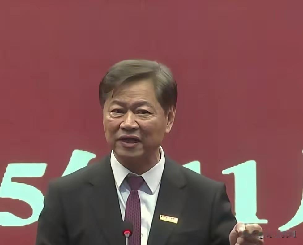 福建农林大学正式聘请台湾知名评论员赖岳谦为客座教授，这位常在电视上儒雅剖析时局的