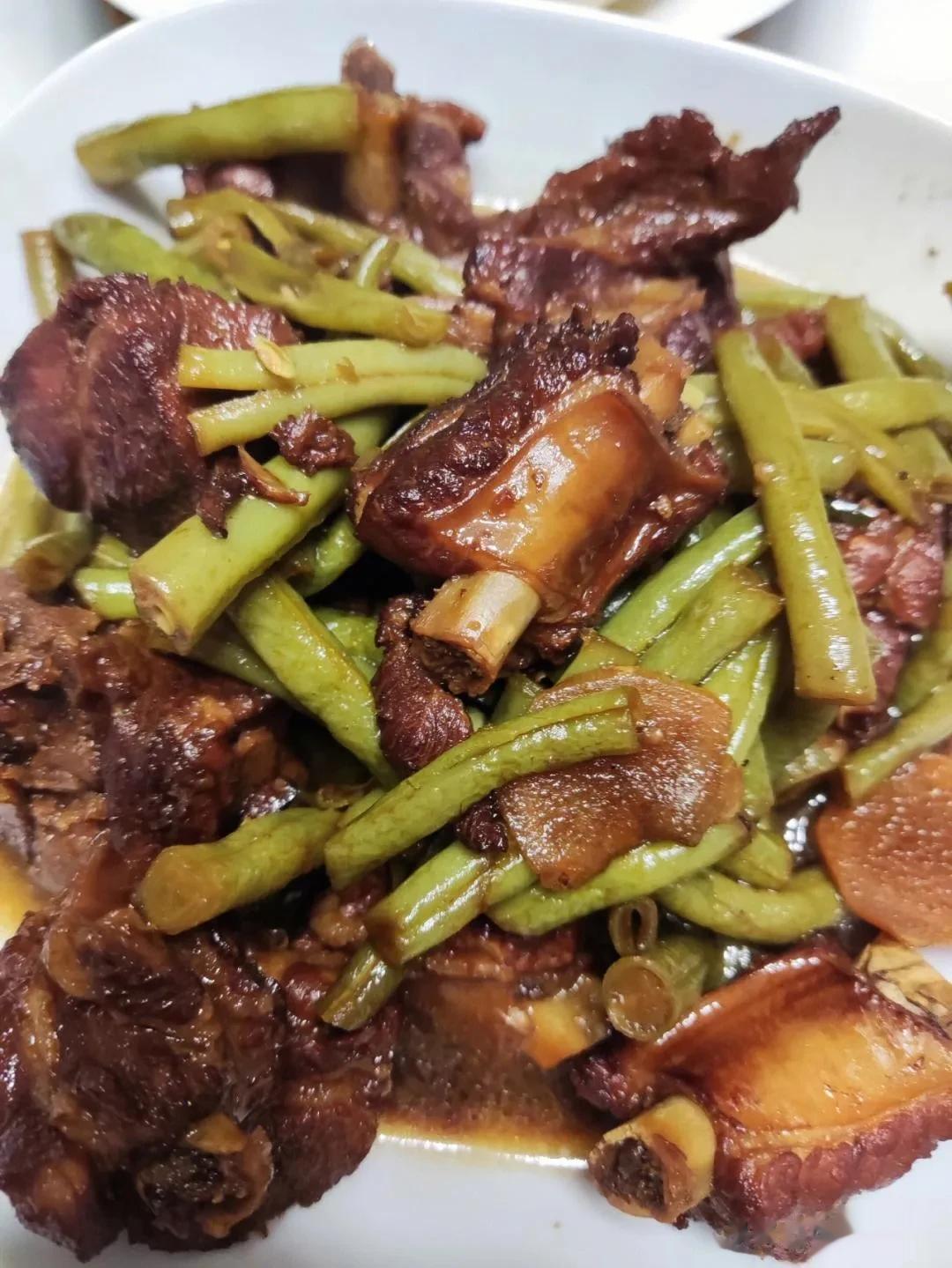 #秋日生活打卡季# 
#我家餐桌入秋了# 
浓汁裹上的豆角和排骨，香喷喷，无敌下