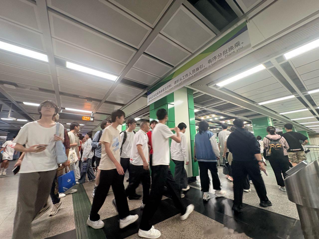 广州地铁 网友：2026年5月1日（五一假期第一天），广州晴。图一、图二、图三为