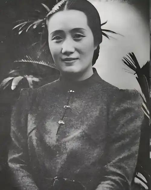 曾奇峰有句话说得太透：“女人的性欲望比男人强烈得多，只是她们的生理结构决定了她们