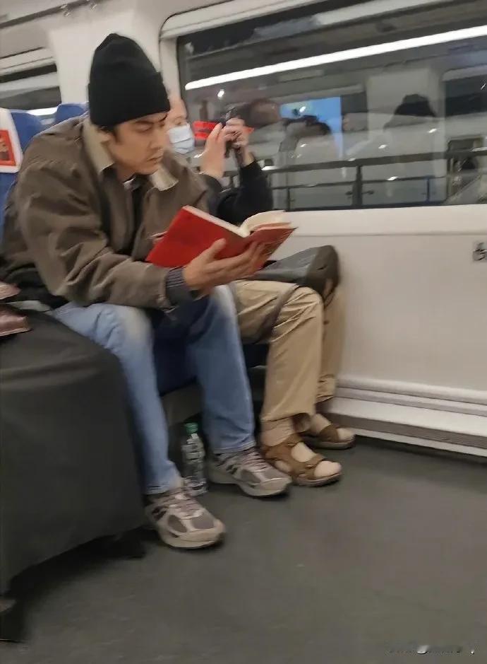 网友：纪凌尘在高铁假装看书
纪凌尘：书里有句特别好的话，我只是用手机分享给朋友。