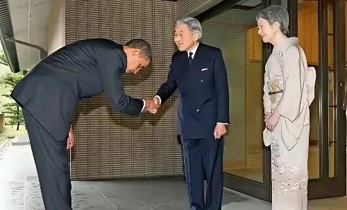 奥巴马见到日本天皇时，握手时深深的鞠躬，显得非常的谦卑，
        从形式