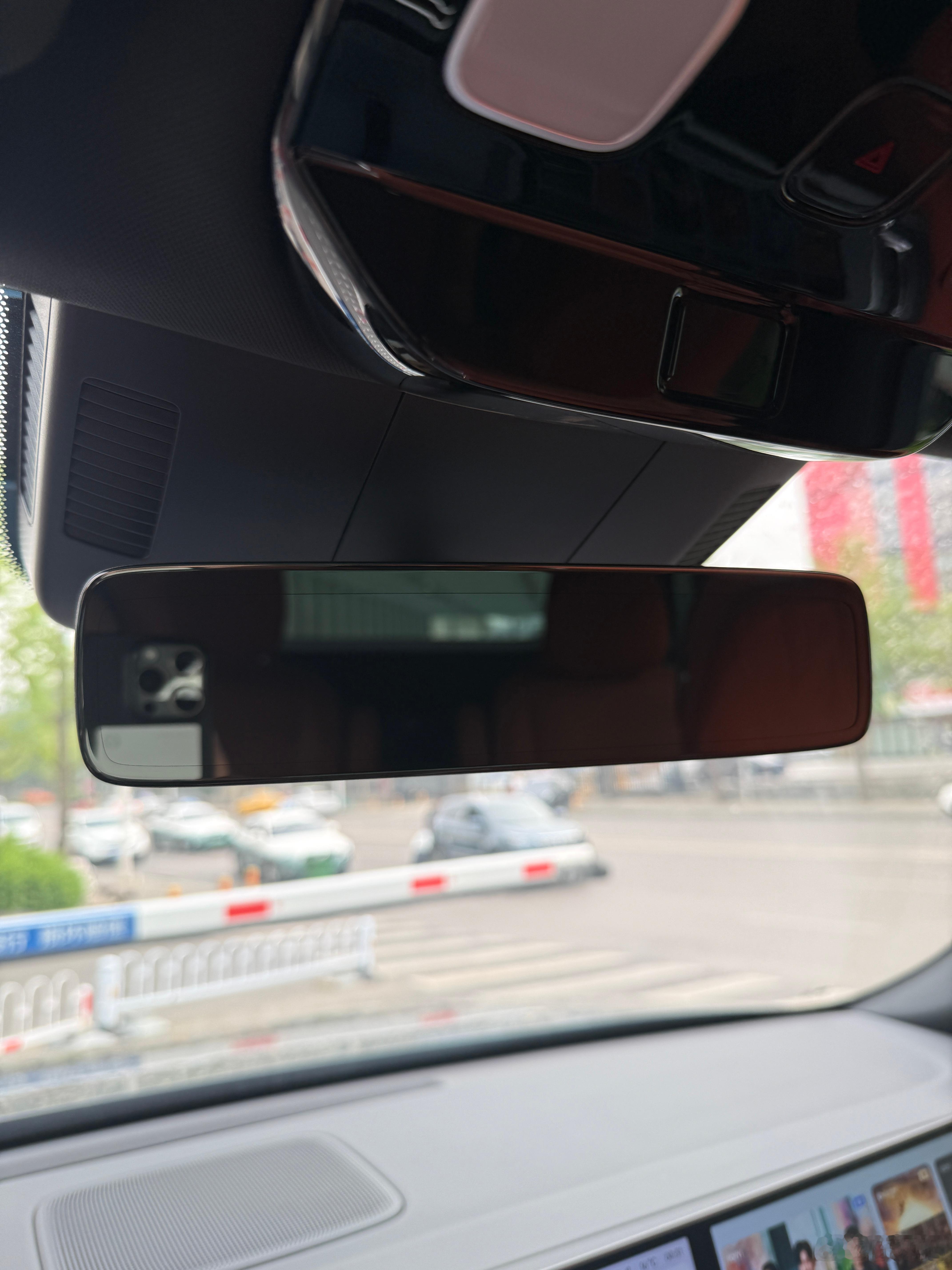 流媒体后视镜还有个好处，负向视野很好坡顶也能看到后面坡上有没有车，图1，物理后视