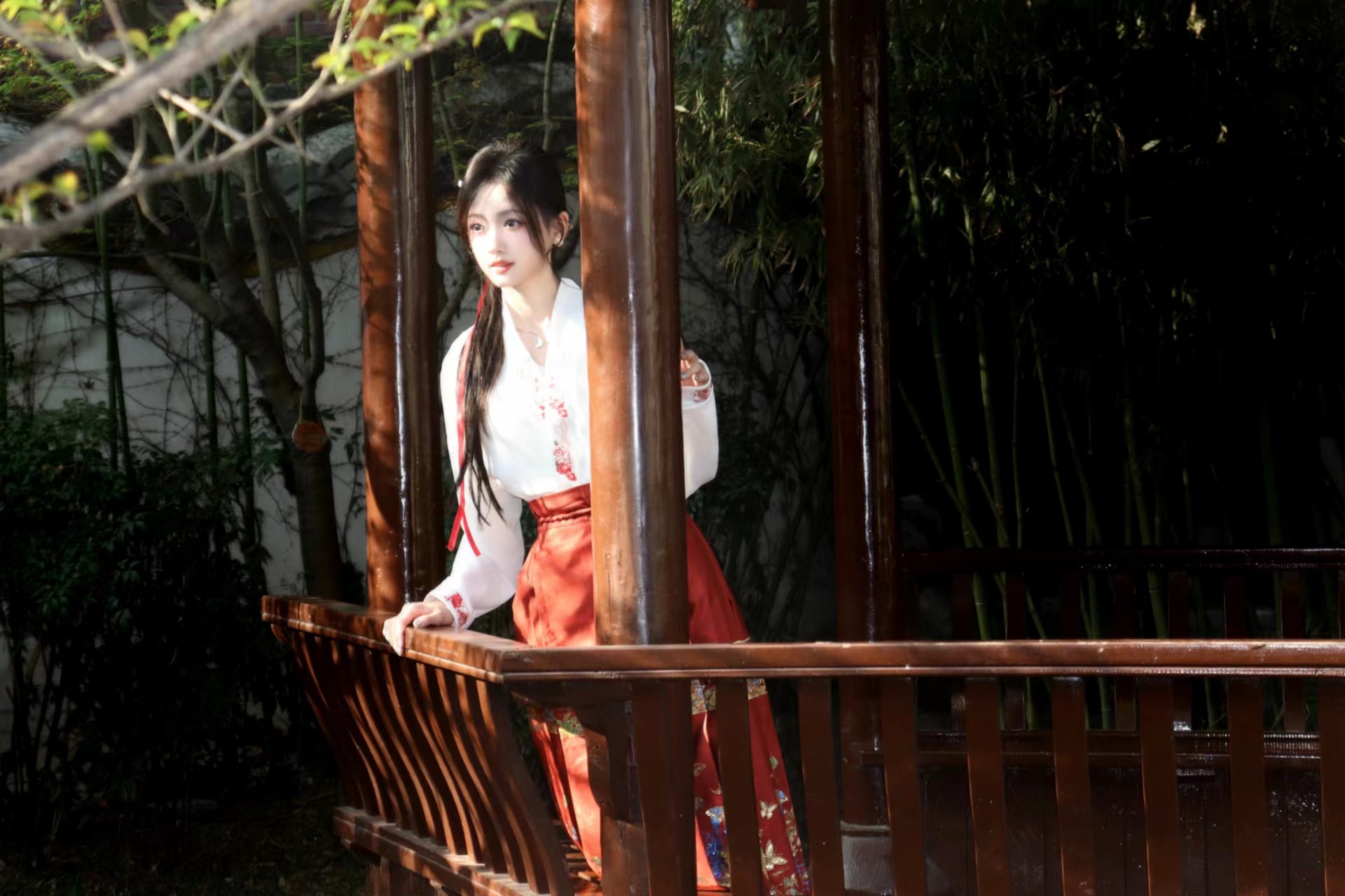 #被灵儿马面裙硬控30秒# [爱慕][爱慕]要拜倒在灵儿的马面裙下了，糟糕动不了