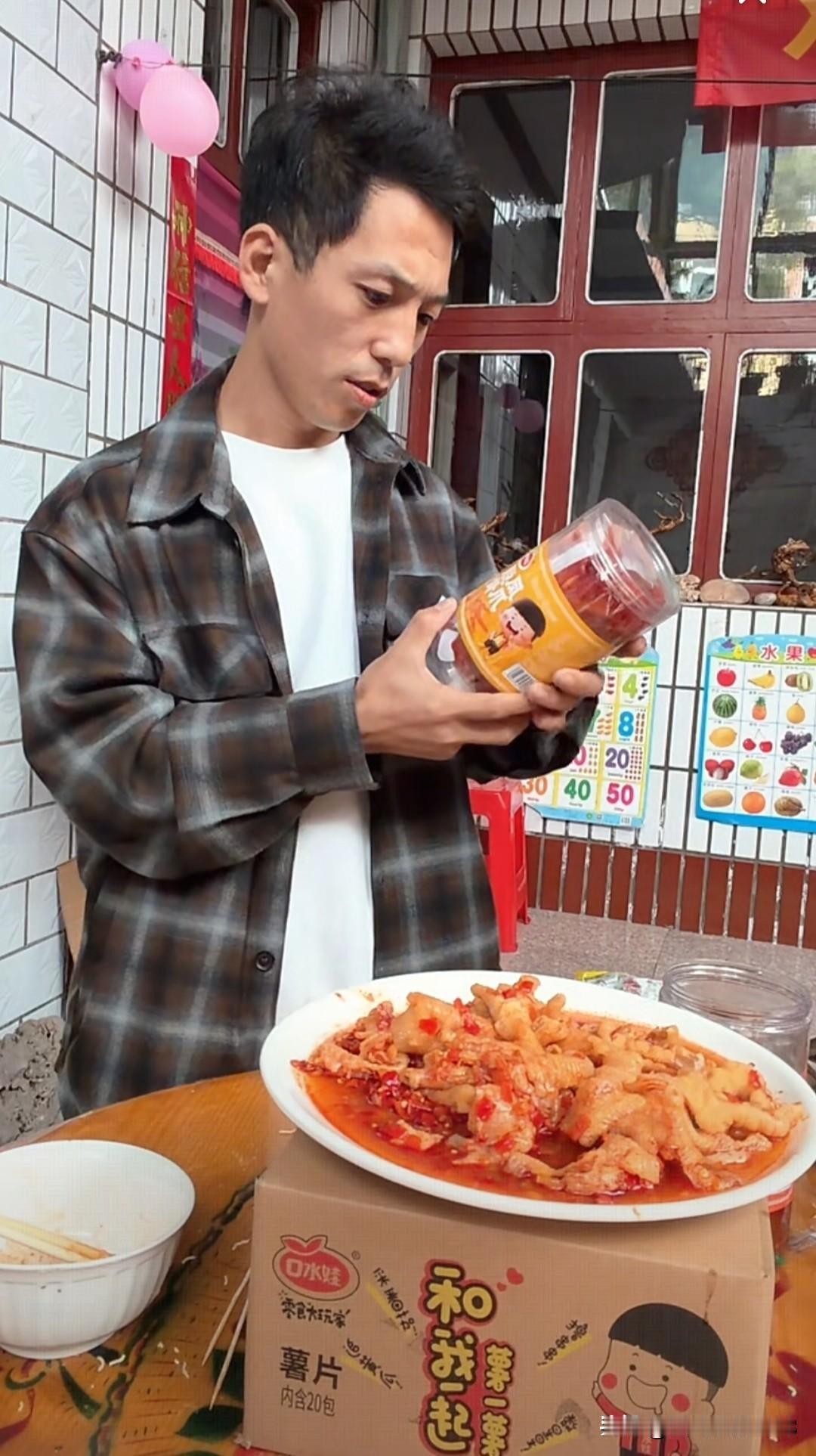 安娜爸爸今天带货口水娃品牌，都是一些食品之类的。
      现在每天都养成习惯