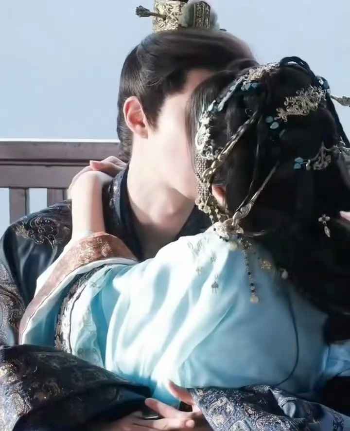 王鹤棣孟子义腿上吻  将门独后王鹤棣和孟姐吻戏好多，看多了雷剧，我还是觉得即使是
